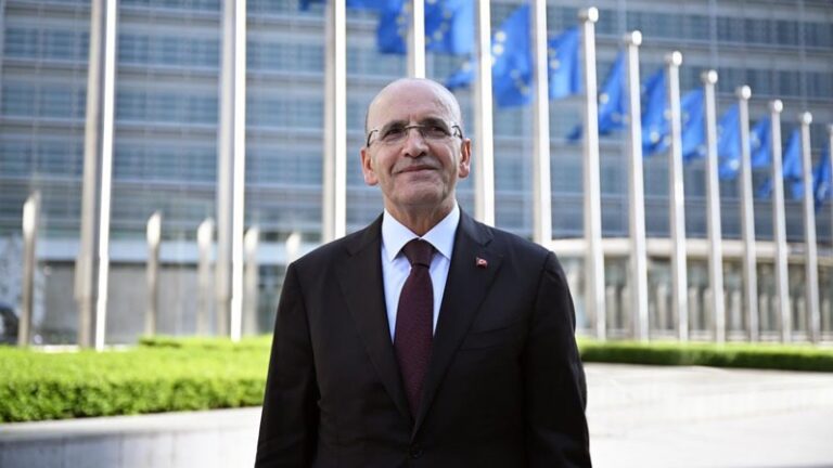 bakan-simsek-londrada-turk-lirasindaki-oynaklik-ciddi-bicimde-azaldi-turkiyenin-buyume-potansiyeli-yuksek-dCyq8Cpf.jpg